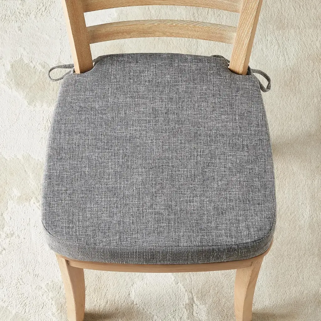 4把帶坐墊的餐椅