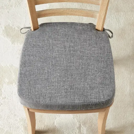 4把帶坐墊的餐椅